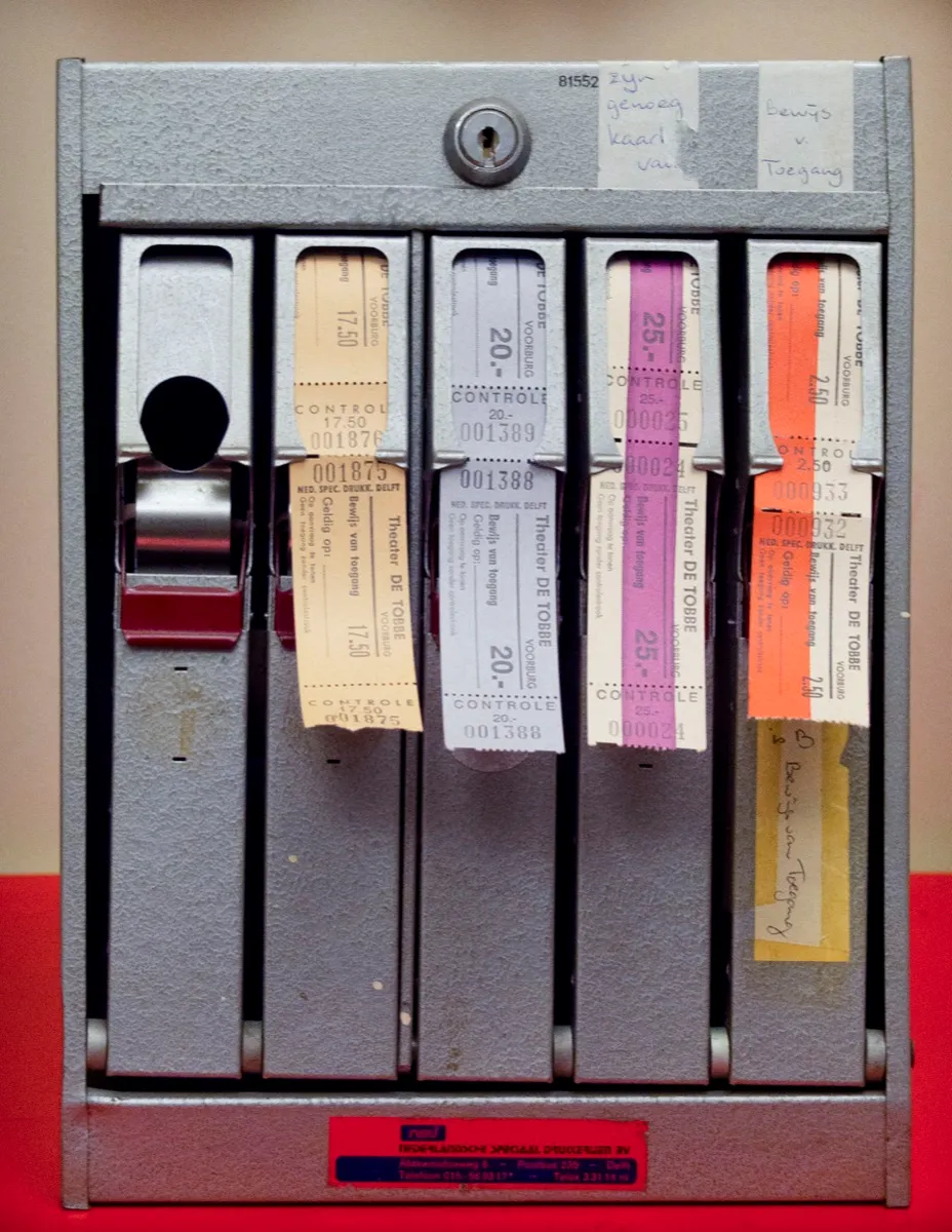 Theaterpubliek in blauw licht