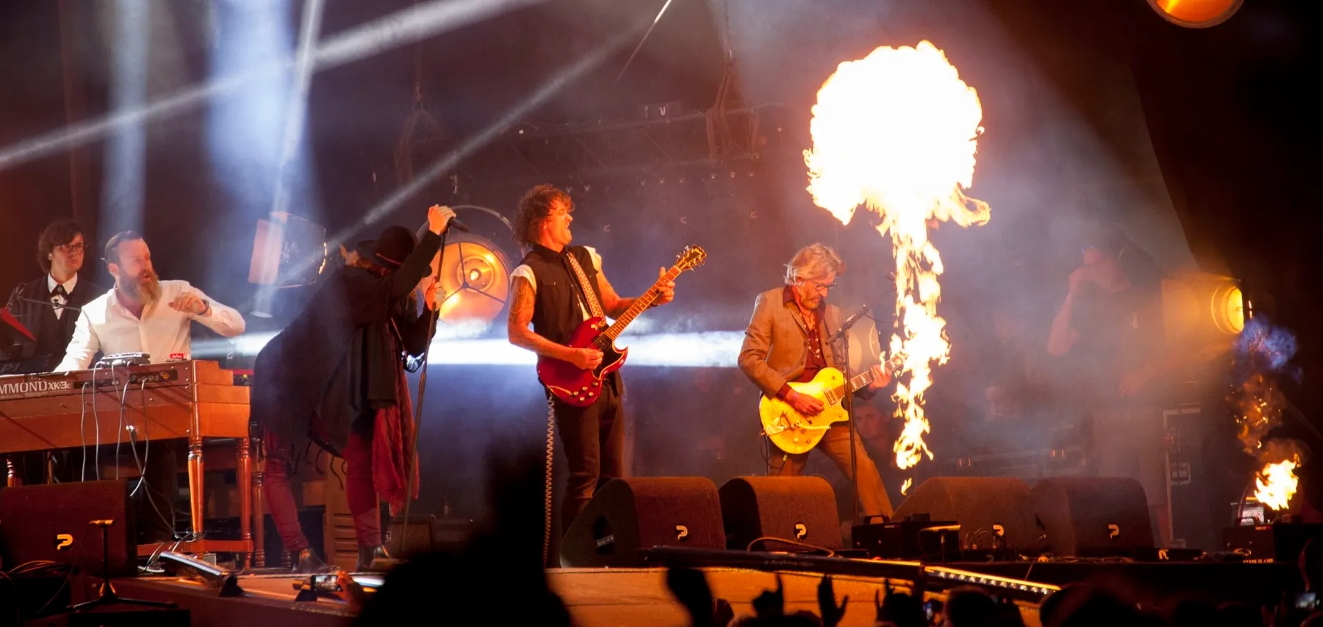 Band met vuureffecten op podium